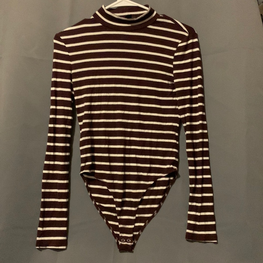 Forever 21 long sleeve garnet and white body suit